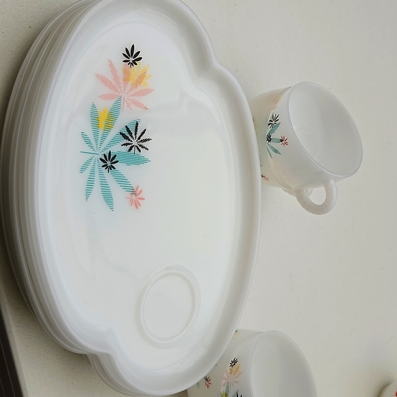 Vintage Mid Century Federal Milk Glass snack plates w/cups - Picture 3 of 4